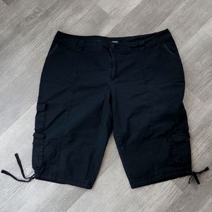 A.N.A. Cute black capris/clam diggers lots of pockets, perfect for vacation wear